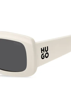 Weiße Sonnenbrille mit Stack-Logo an den Bügeln