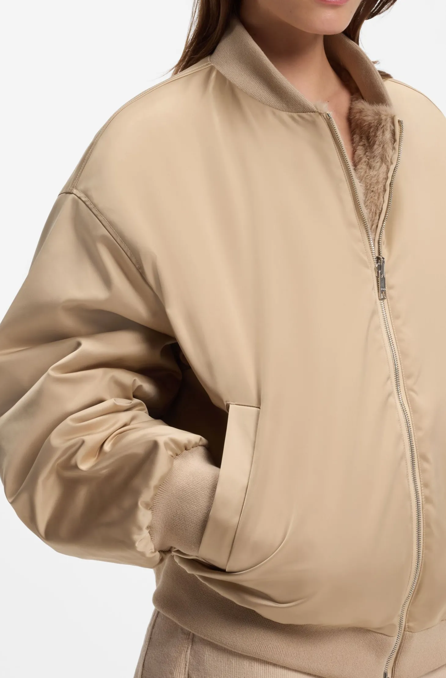 Wendbare Relaxed-Fit Bomberjacke aus Satin und Kunstfell