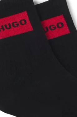 Zweierpack kurze Socken mit roten Logos