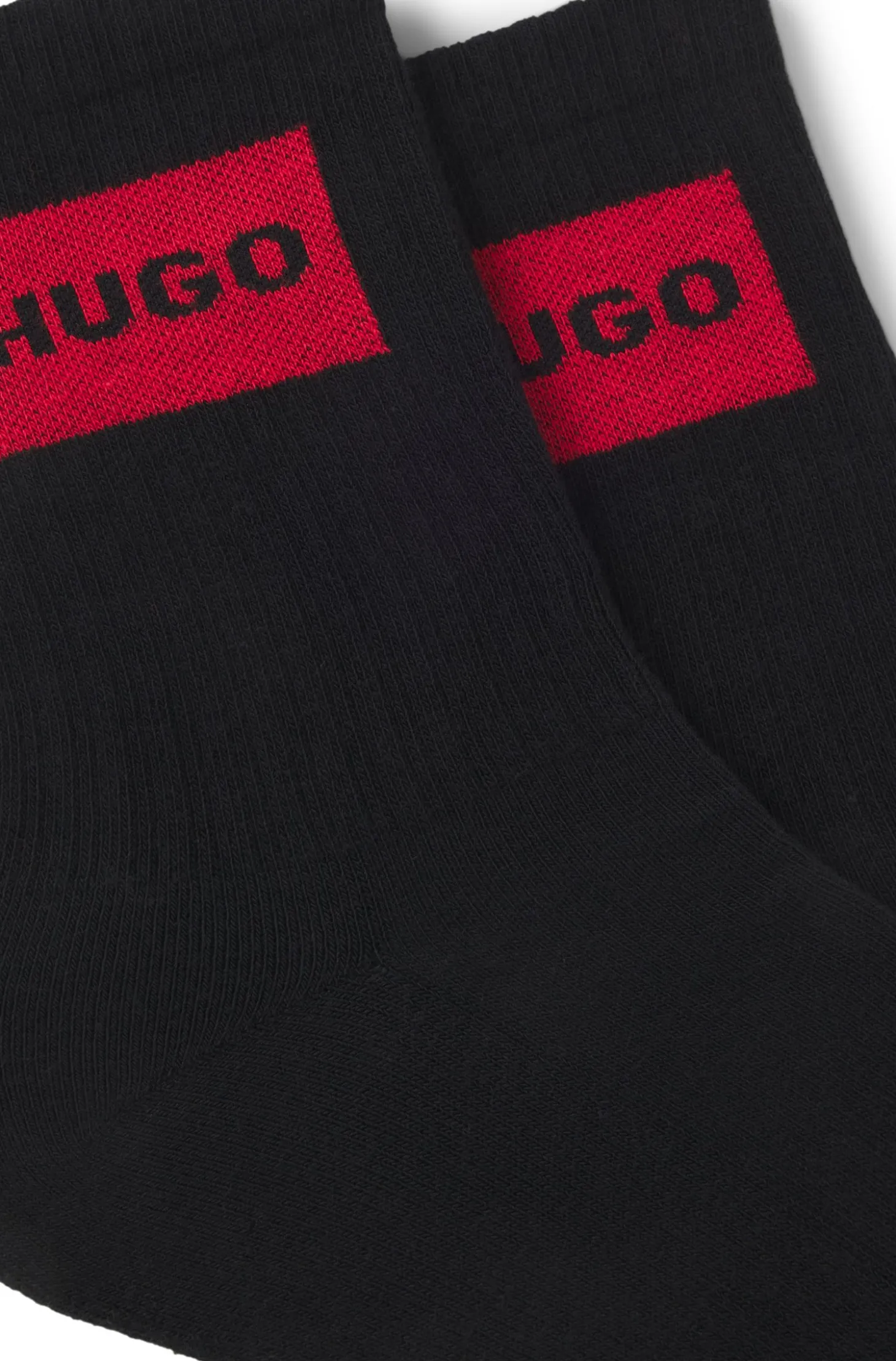 Zweierpack kurze Socken mit roten Logos
